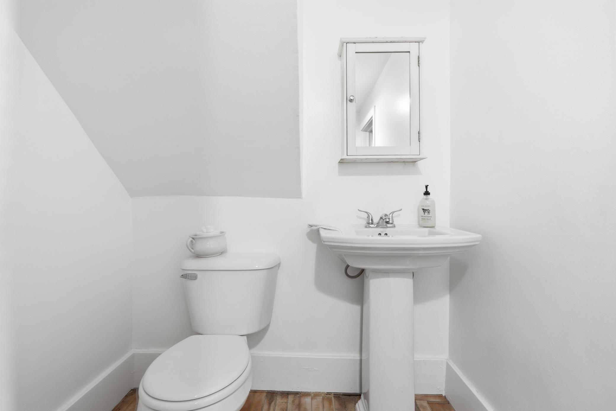 15-Powder Room.jpg
