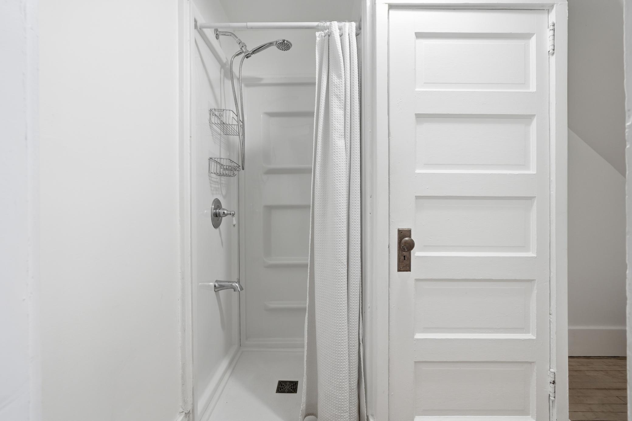 16-Bathroom.jpg