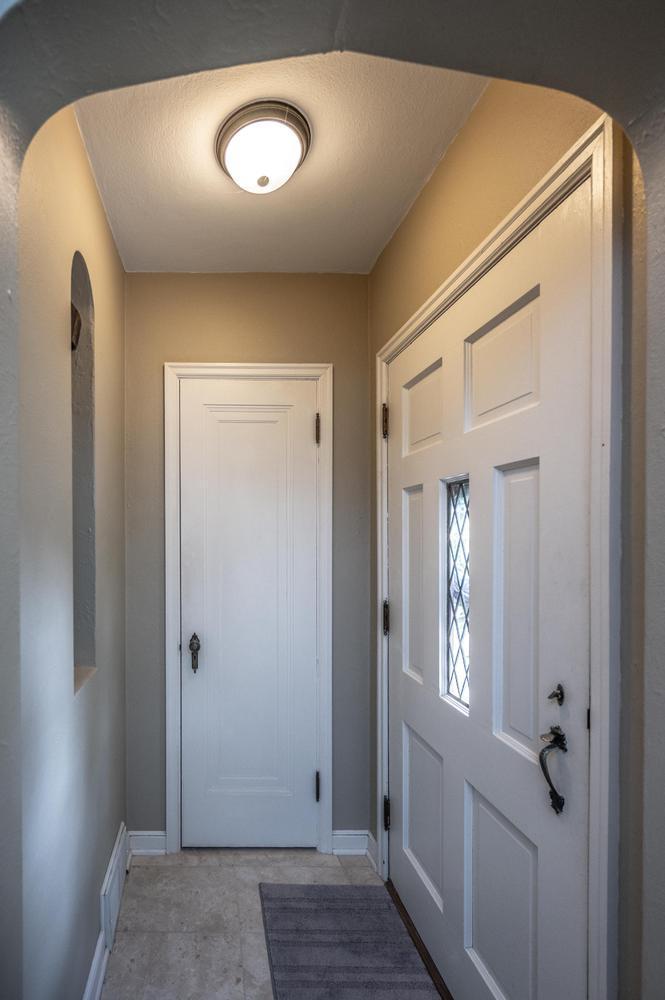 011-026-Entryway-666x1000.jpg