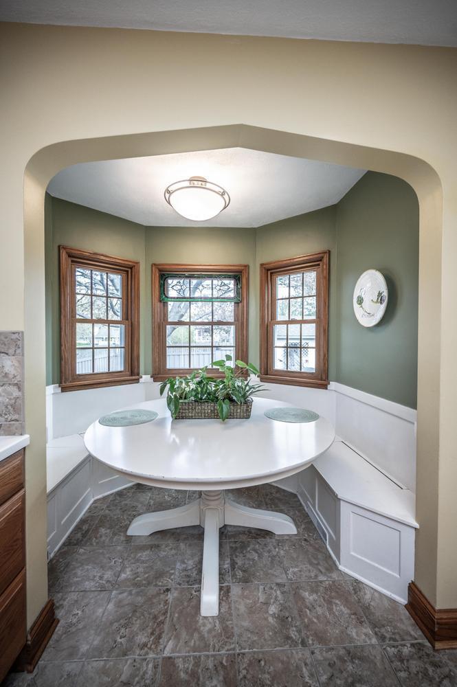 025-020-Breakfast Nook-666x1000.jpg