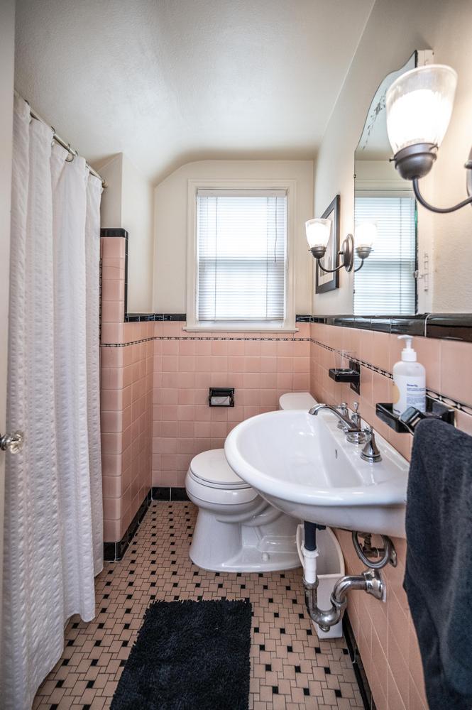 033-008-Bathroom-666x1000.jpg