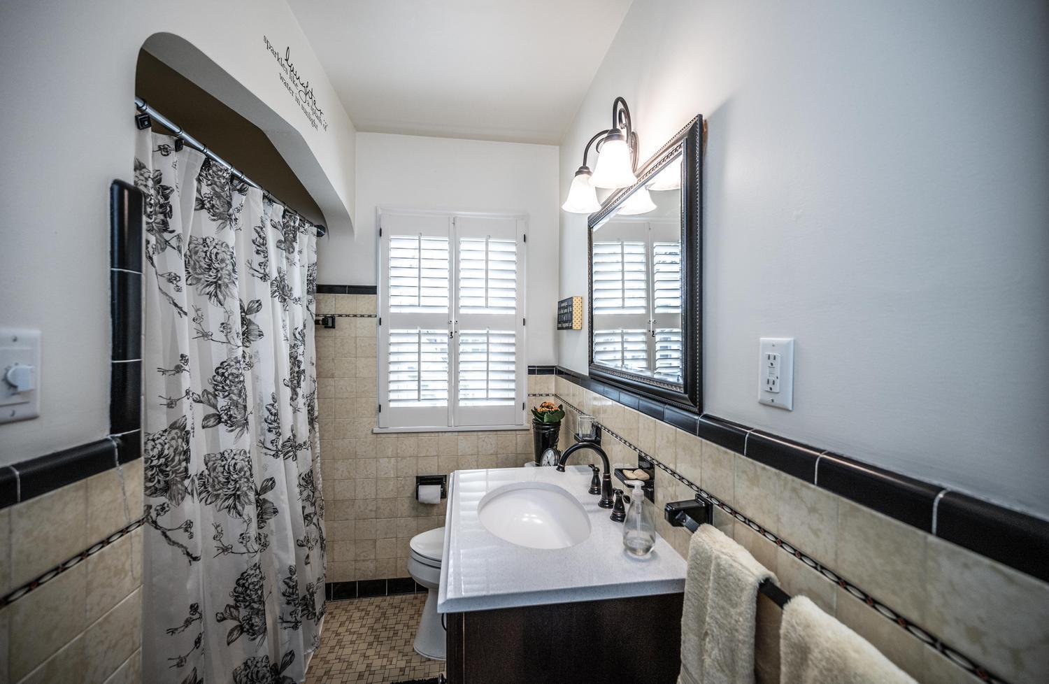 019-039-Bathroom-1500x978.jpg