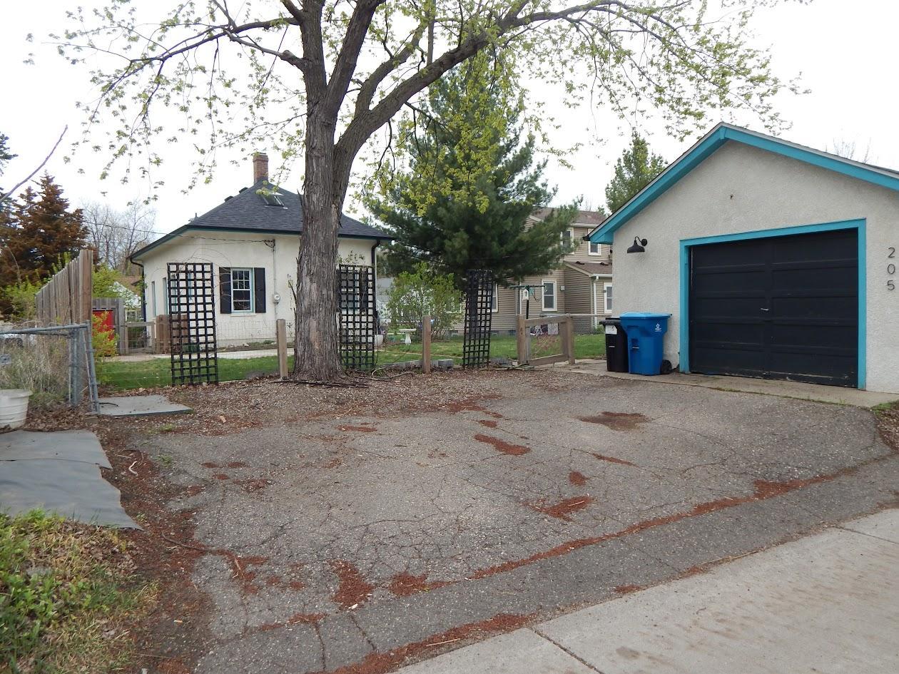 1 car Garage and Parking Spot