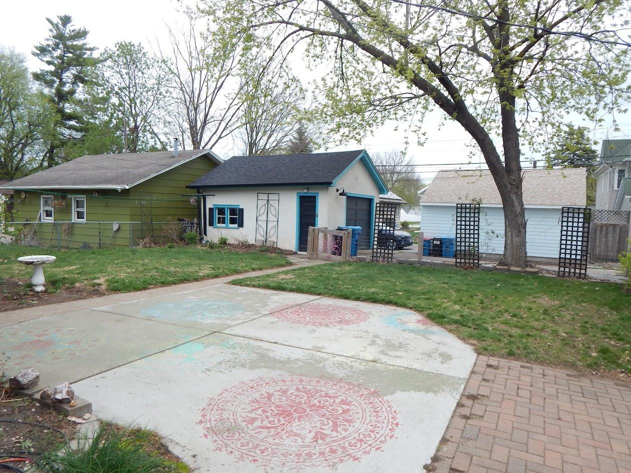 outdoor entertaining area