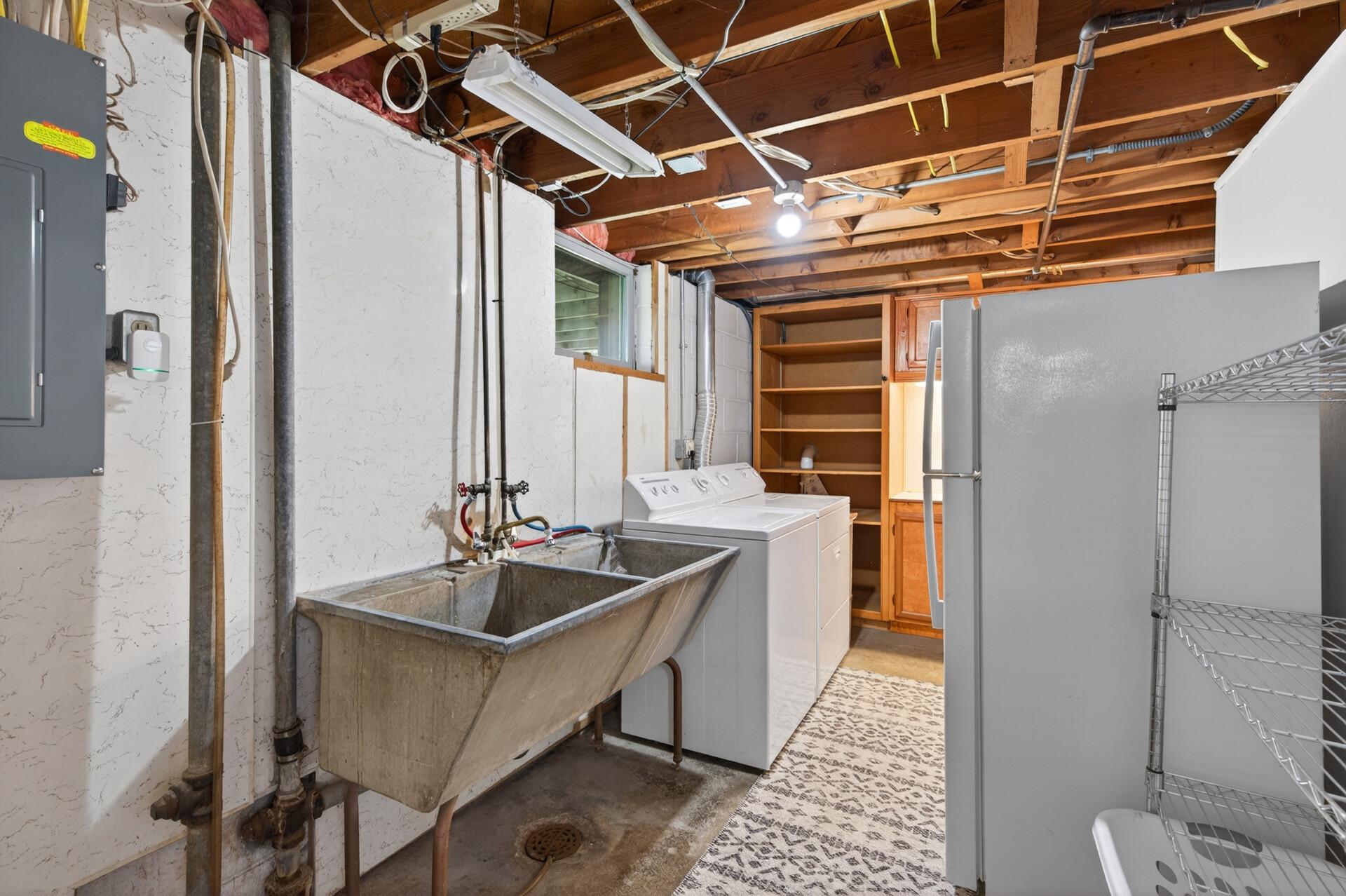 Lower level 2nd laundry area