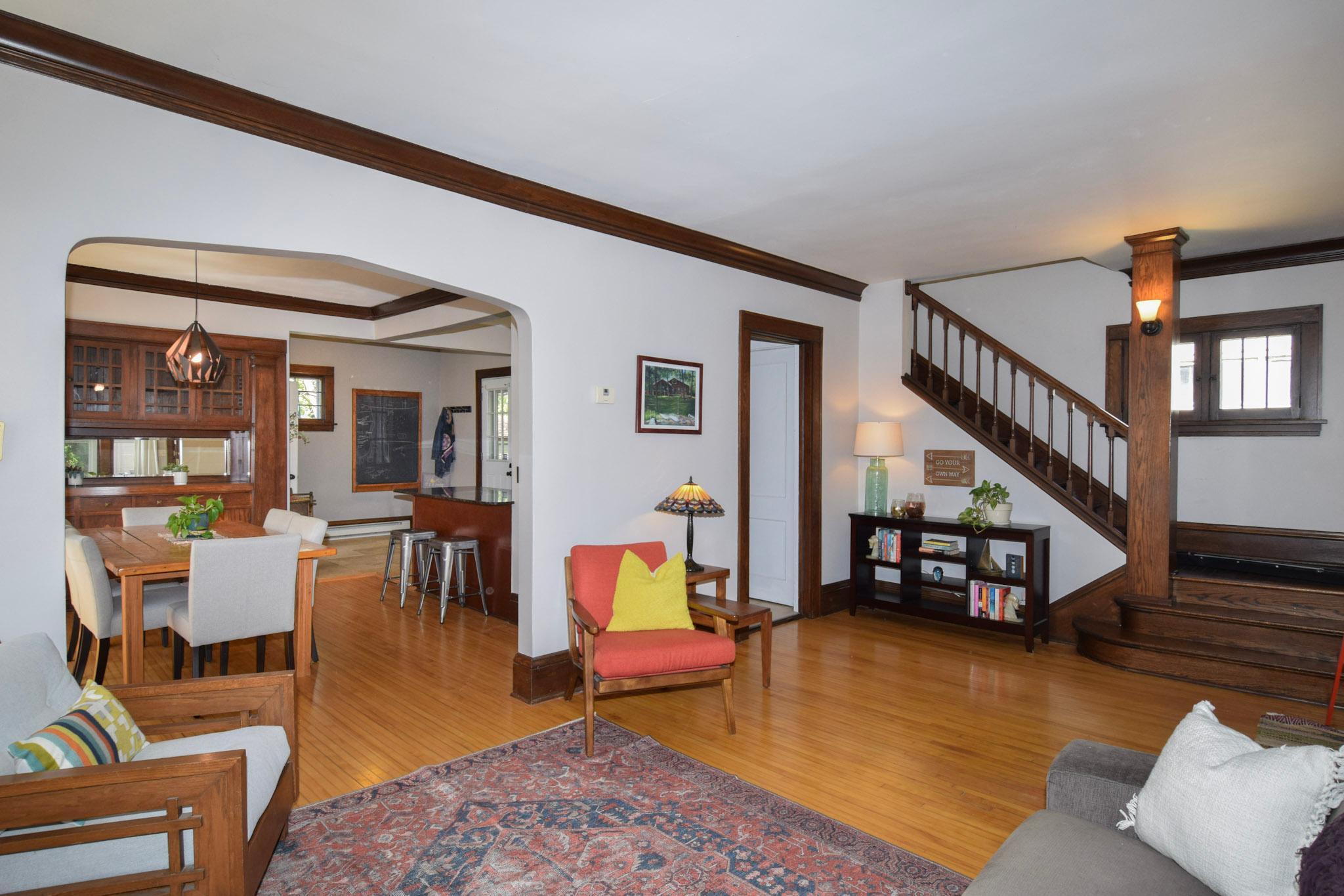 Arched entry to dining room.