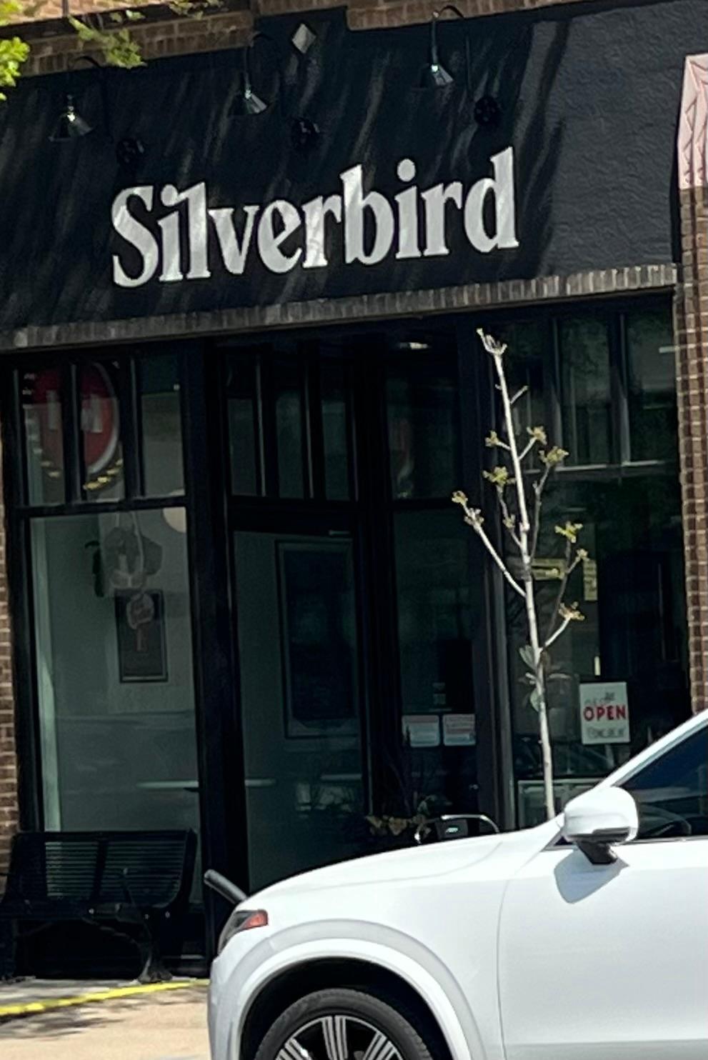 Walkable neighborhood-- Fun shops & restaurants!