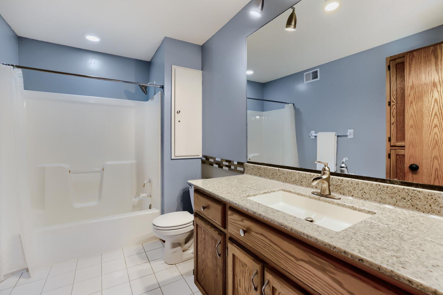 13834 Washington St NE - Web Quality - 026 - 21 Bathroom.jpg
