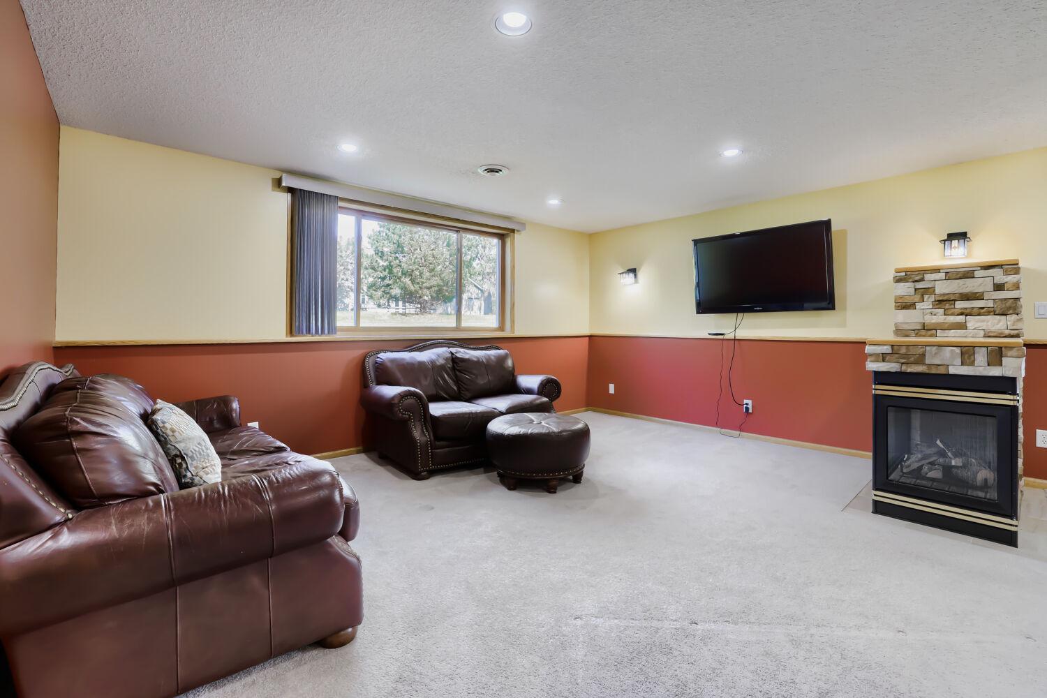 13834 Washington St NE - Web Quality - 017 - 12 Family Room.jpg