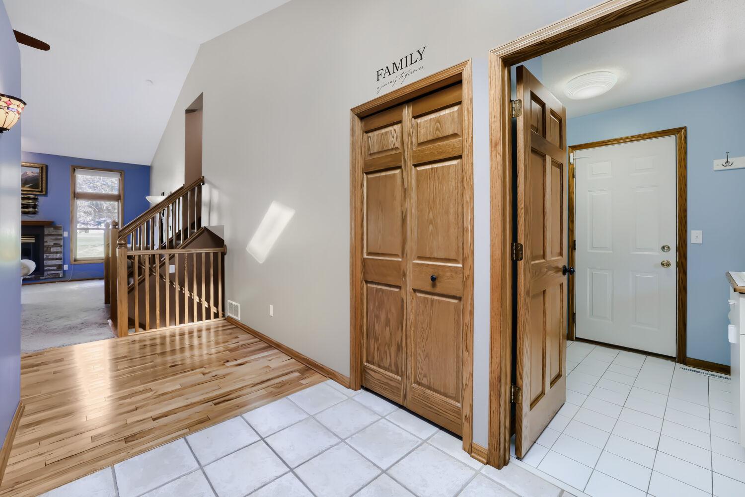 13834 Washington St NE - Web Quality - 007 - 03 Foyer.jpg