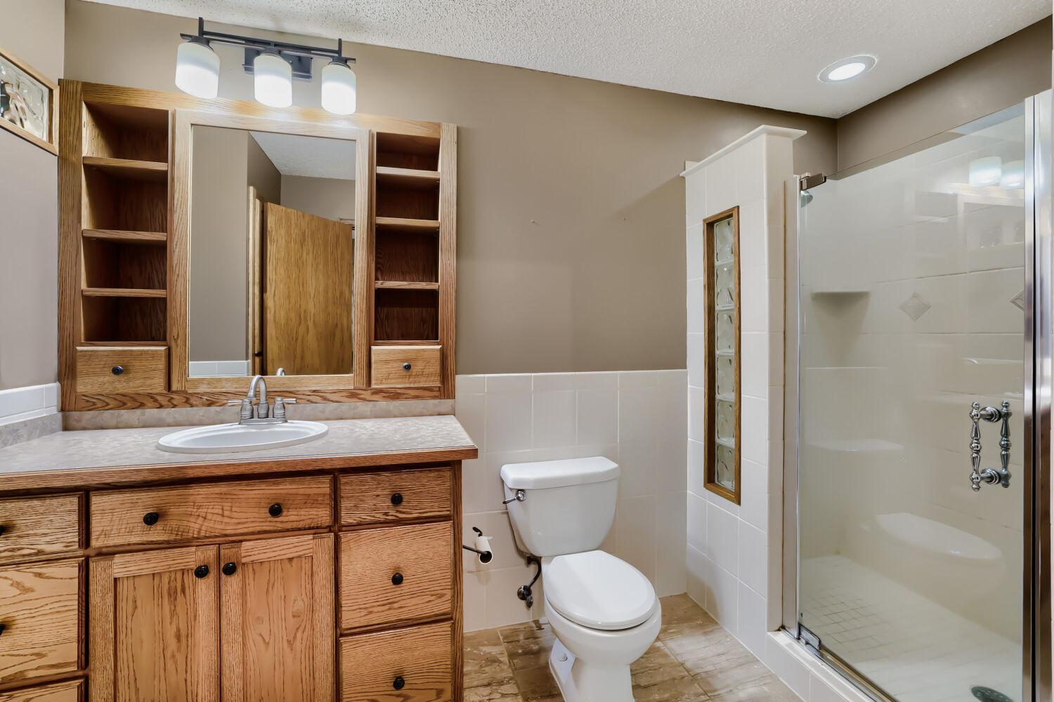 13834 Washington St NE - Web Quality - 027 - 22 Bathroom.jpg