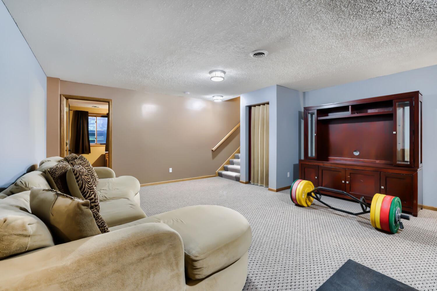13834 Washington St NE - Web Quality - 019 - 14 Family Room.jpg
