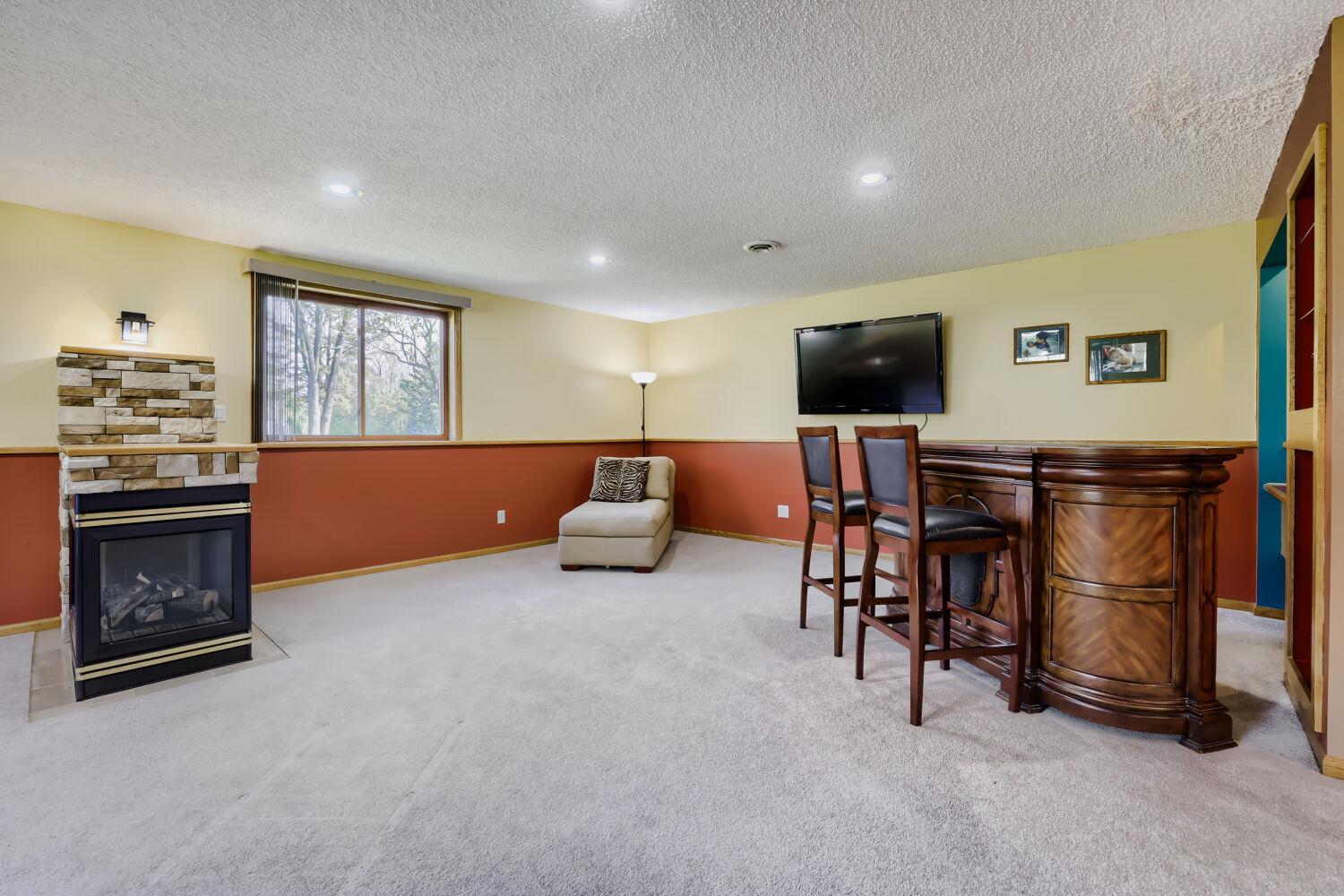 13834 Washington St NE - Web Quality - 016 - 11 Family Room.jpg