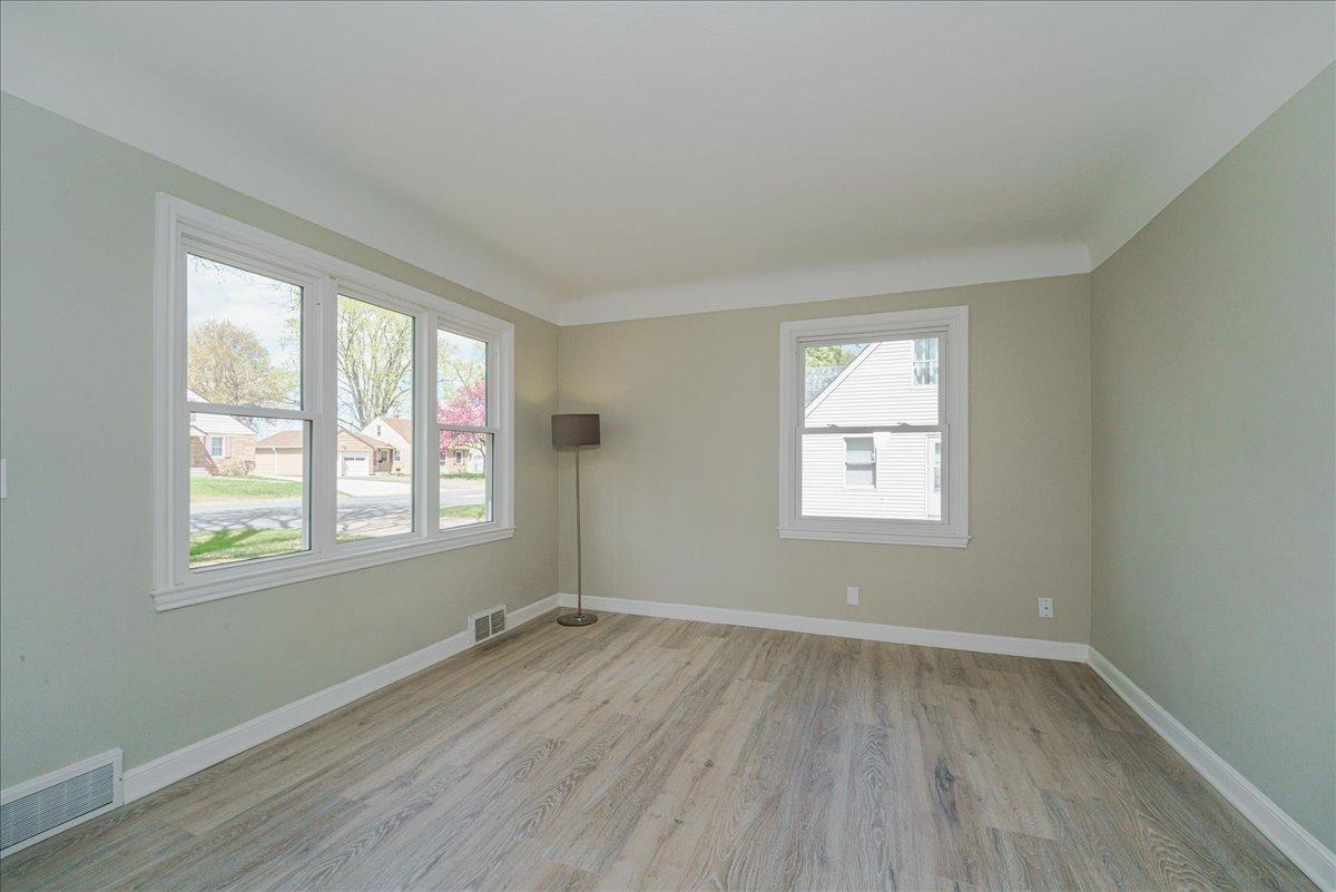 06-Living Room.jpg
