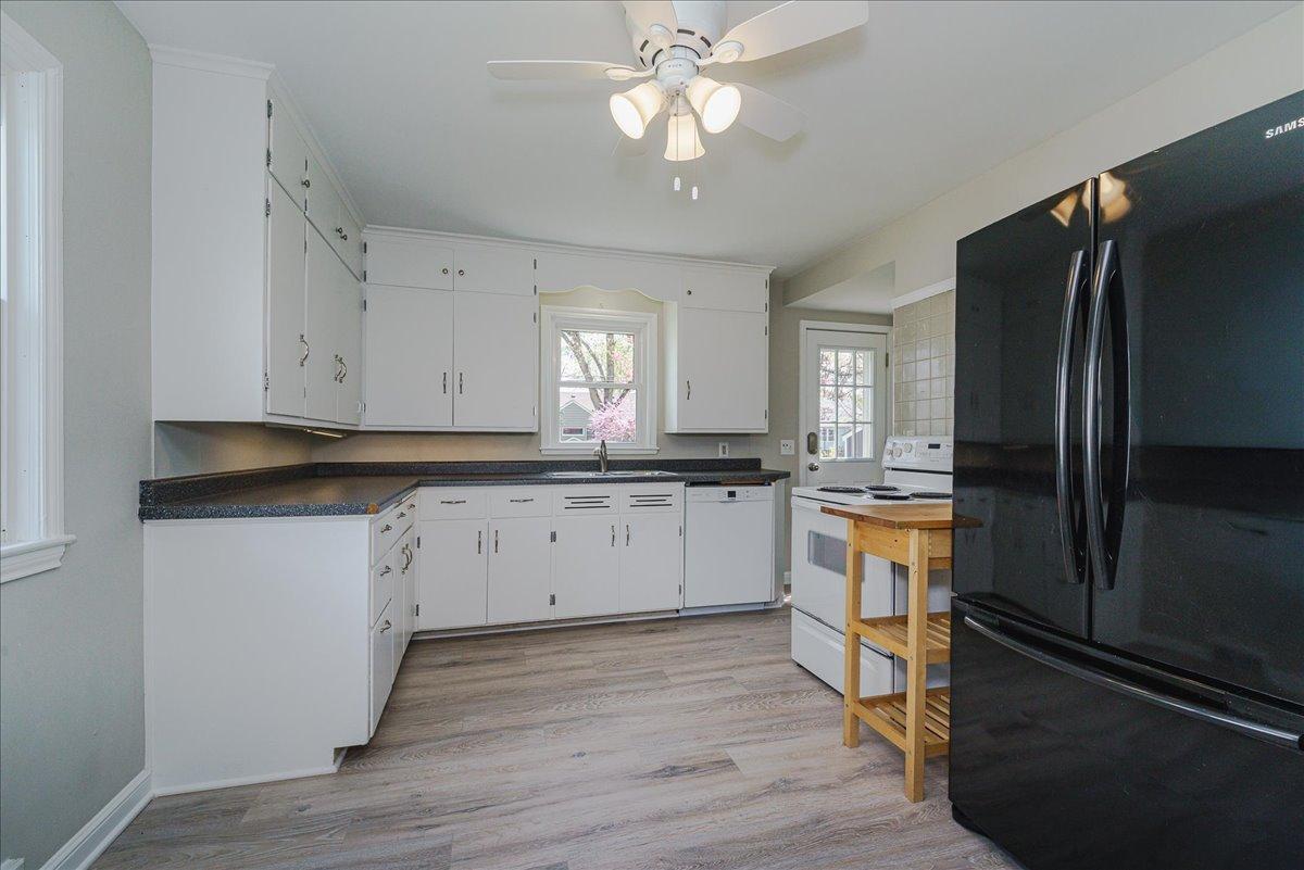 09-Kitchen.jpg