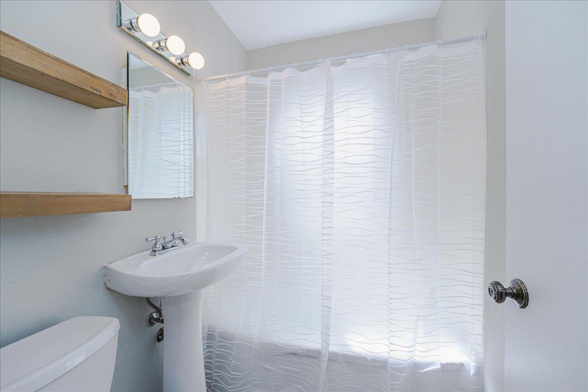 17-Bathroom.jpg