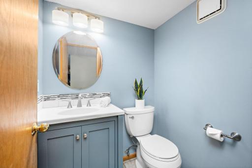 Main level 1/2 bath