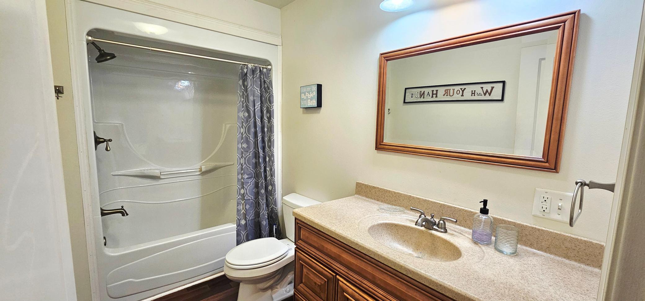 2nd flr full bathroom