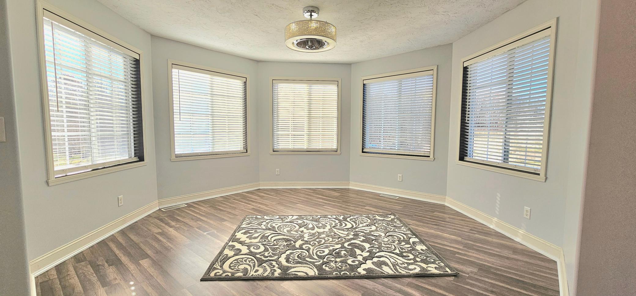 2nd sitting/livingroom *NEW FLOORING