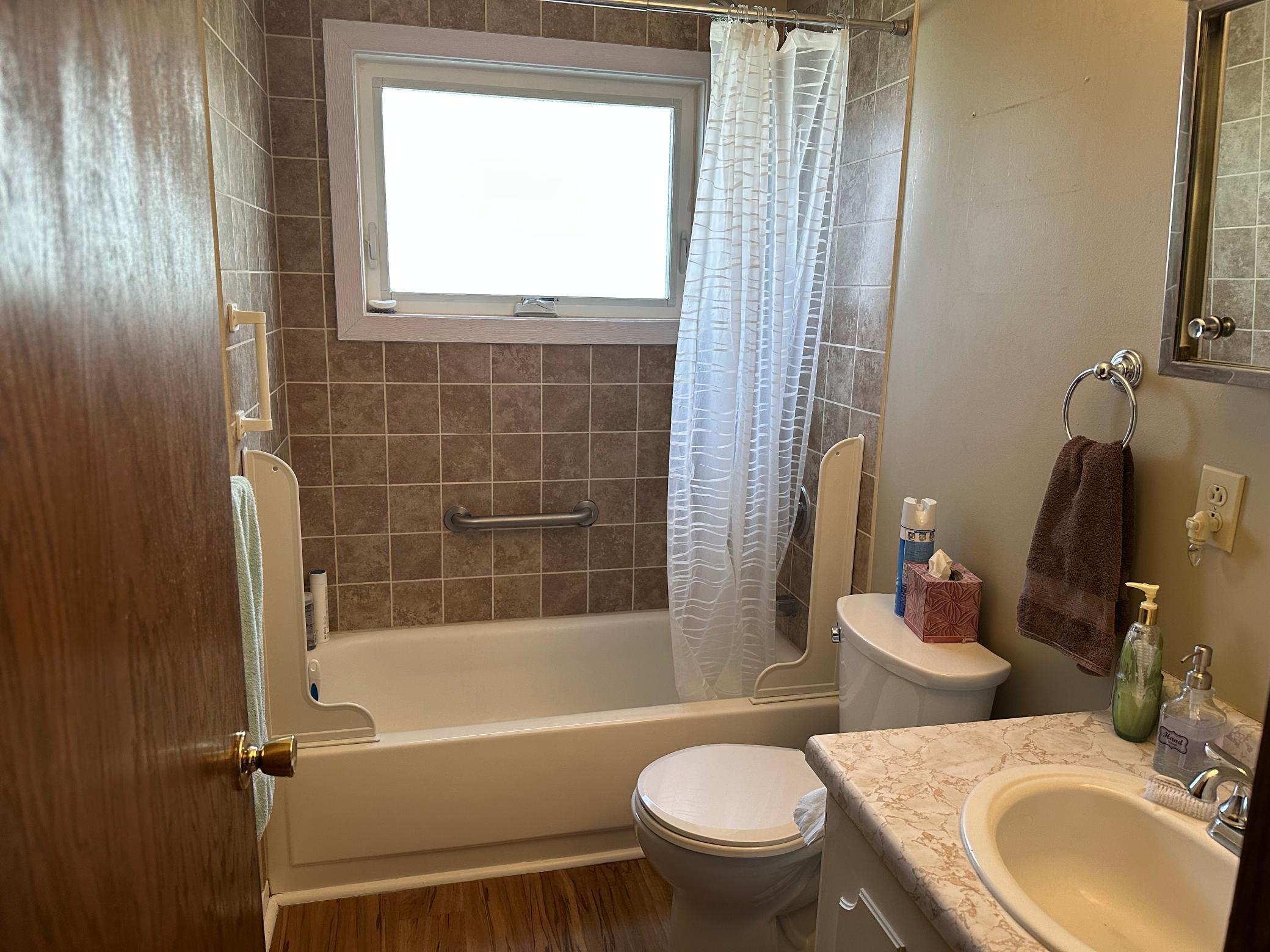 Main bath.jpg