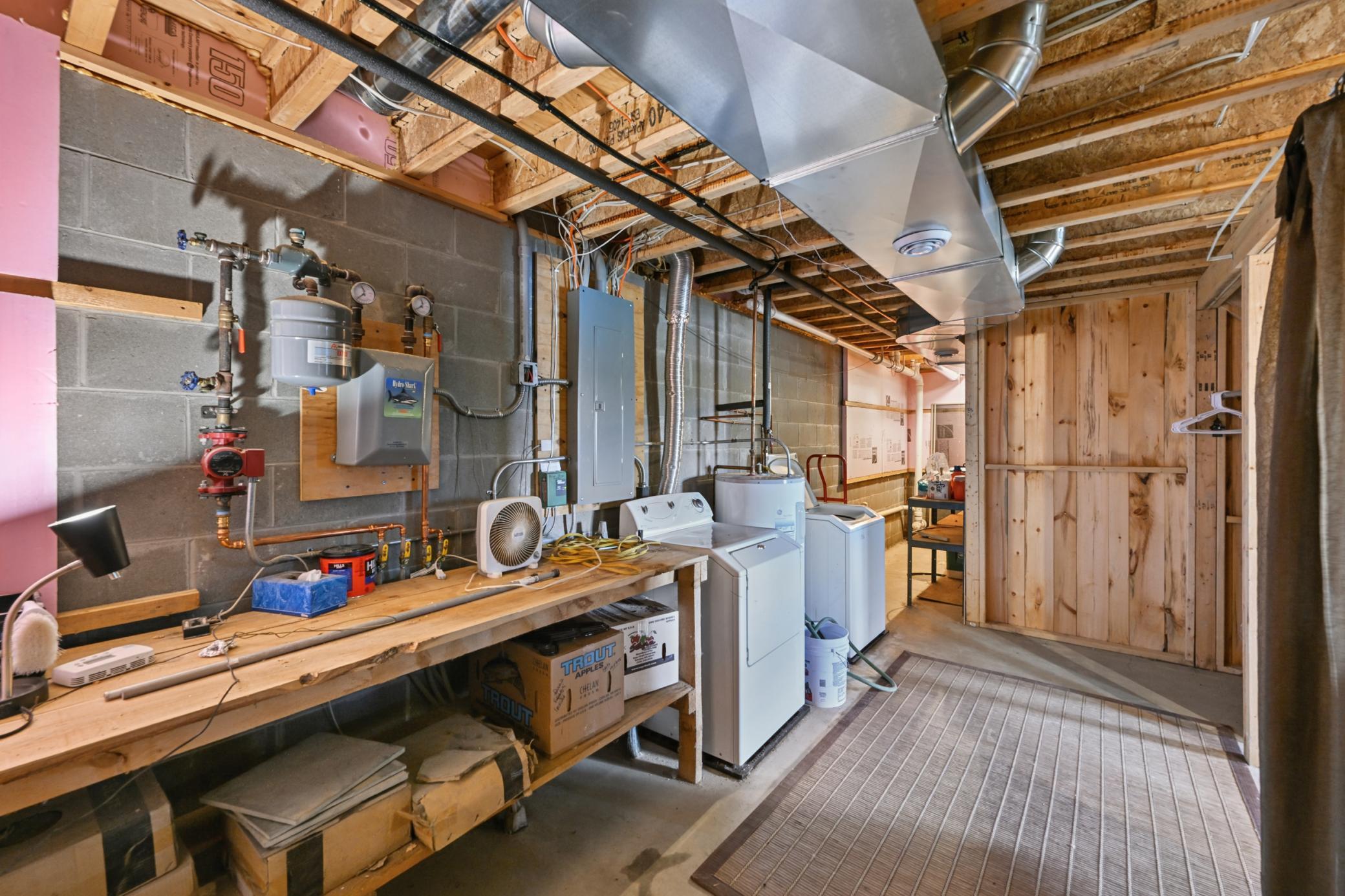 Washer/Dryer area