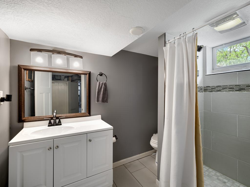 20 - Bathroom.jpg