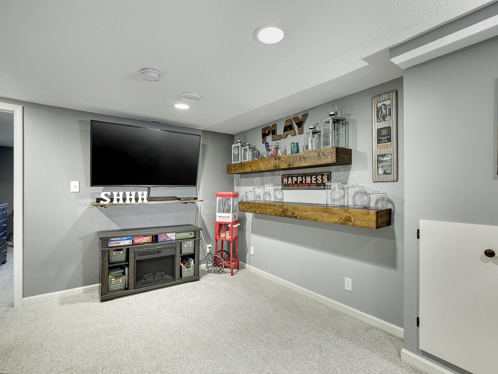 18 - Family Room.jpg