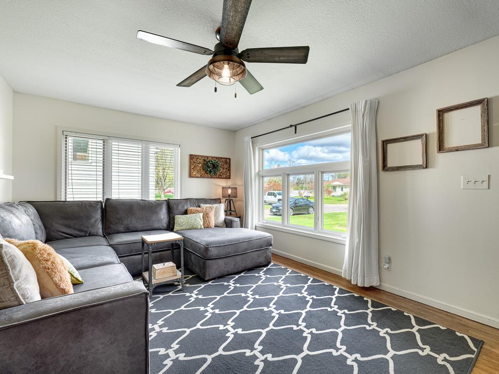 6 - Living Room.jpg