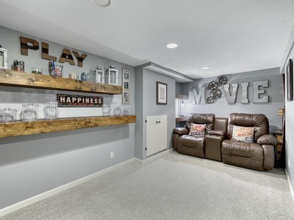 16 - Family Room.jpg