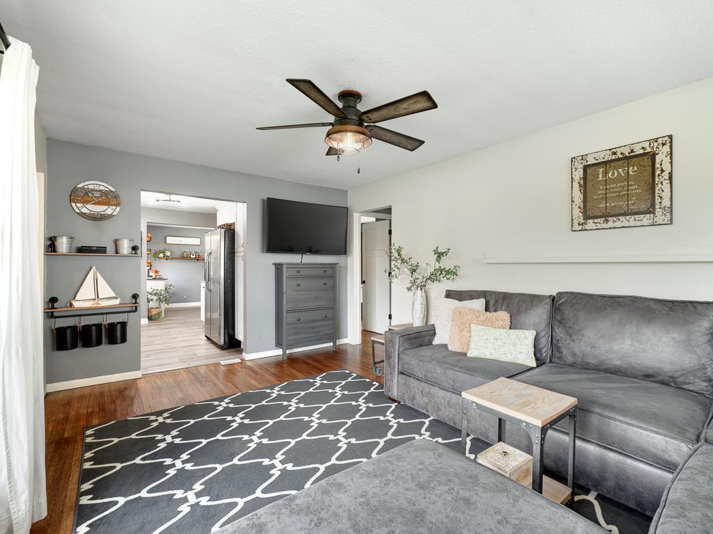 7 - Living Room.jpg