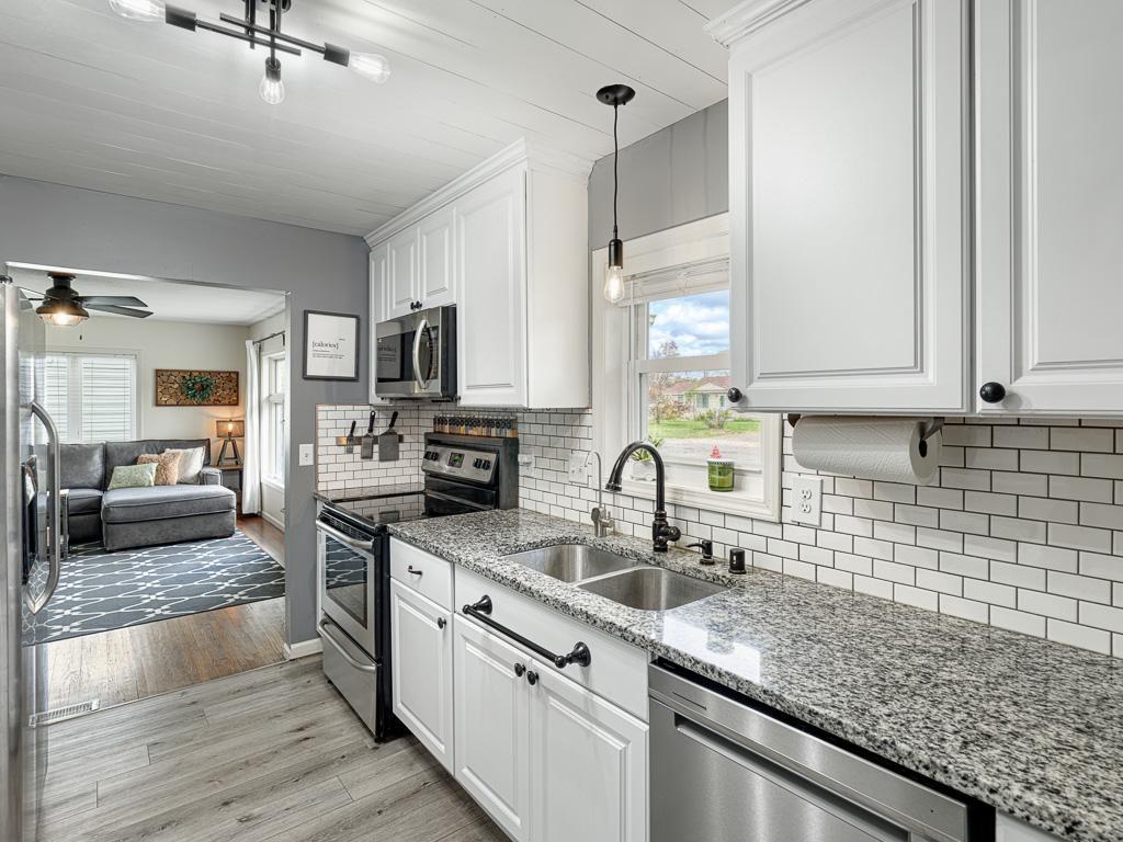 10 - Kitchen.jpg