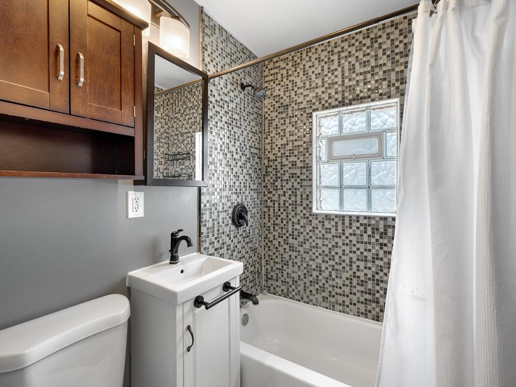 15 - Bathroom.jpg
