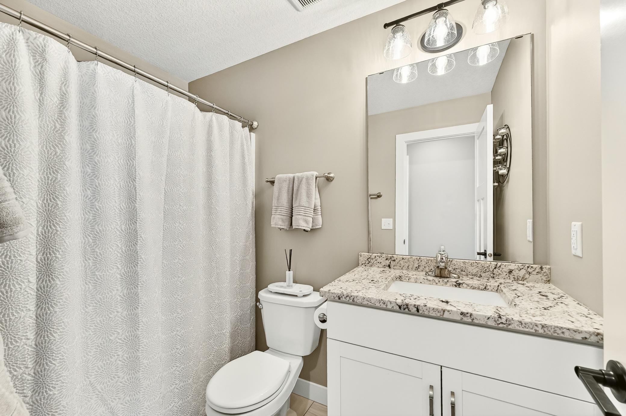 Primary en-suite bath