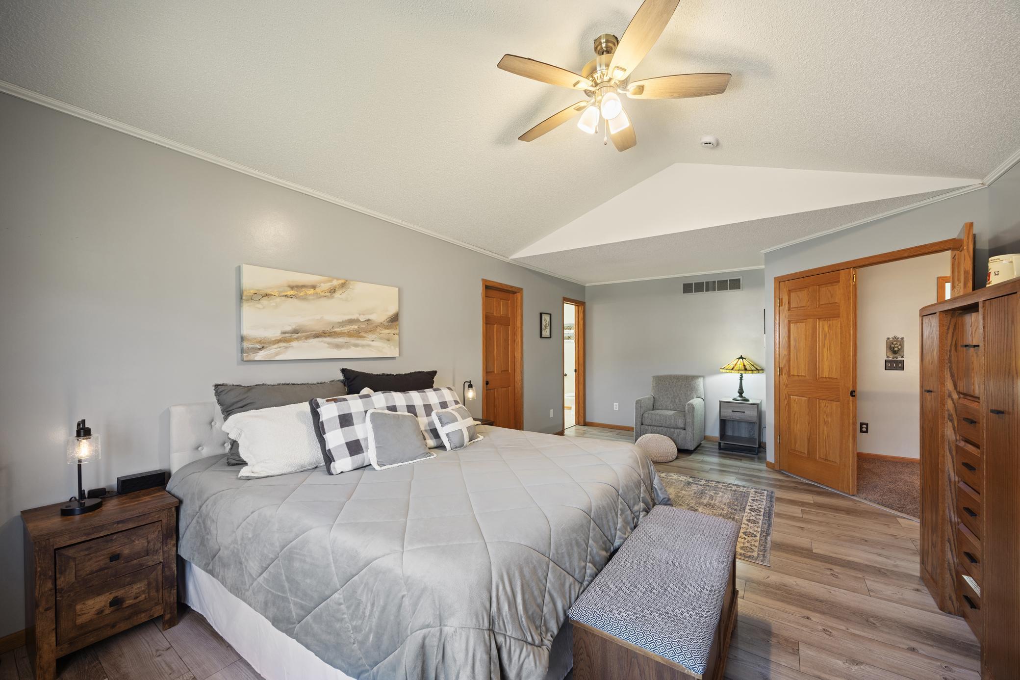 Large and inviting primary