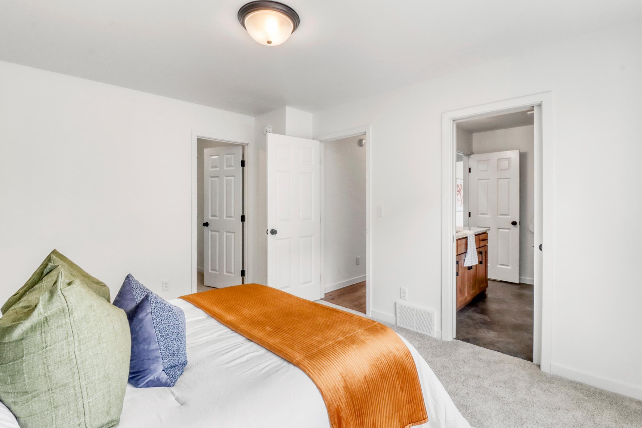 Bedroom1_3.JPG