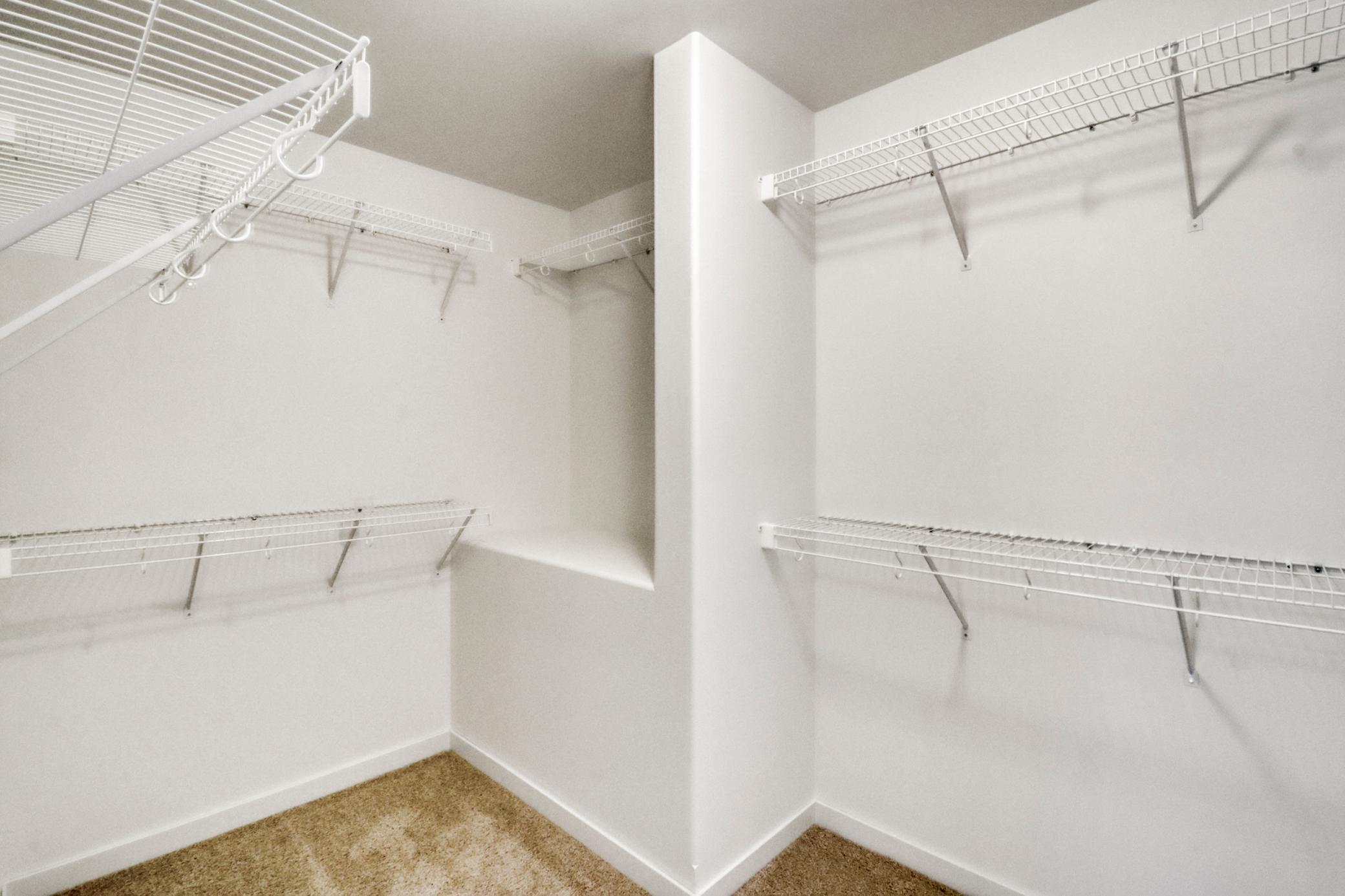 Bedroom1_closet1_1.JPG