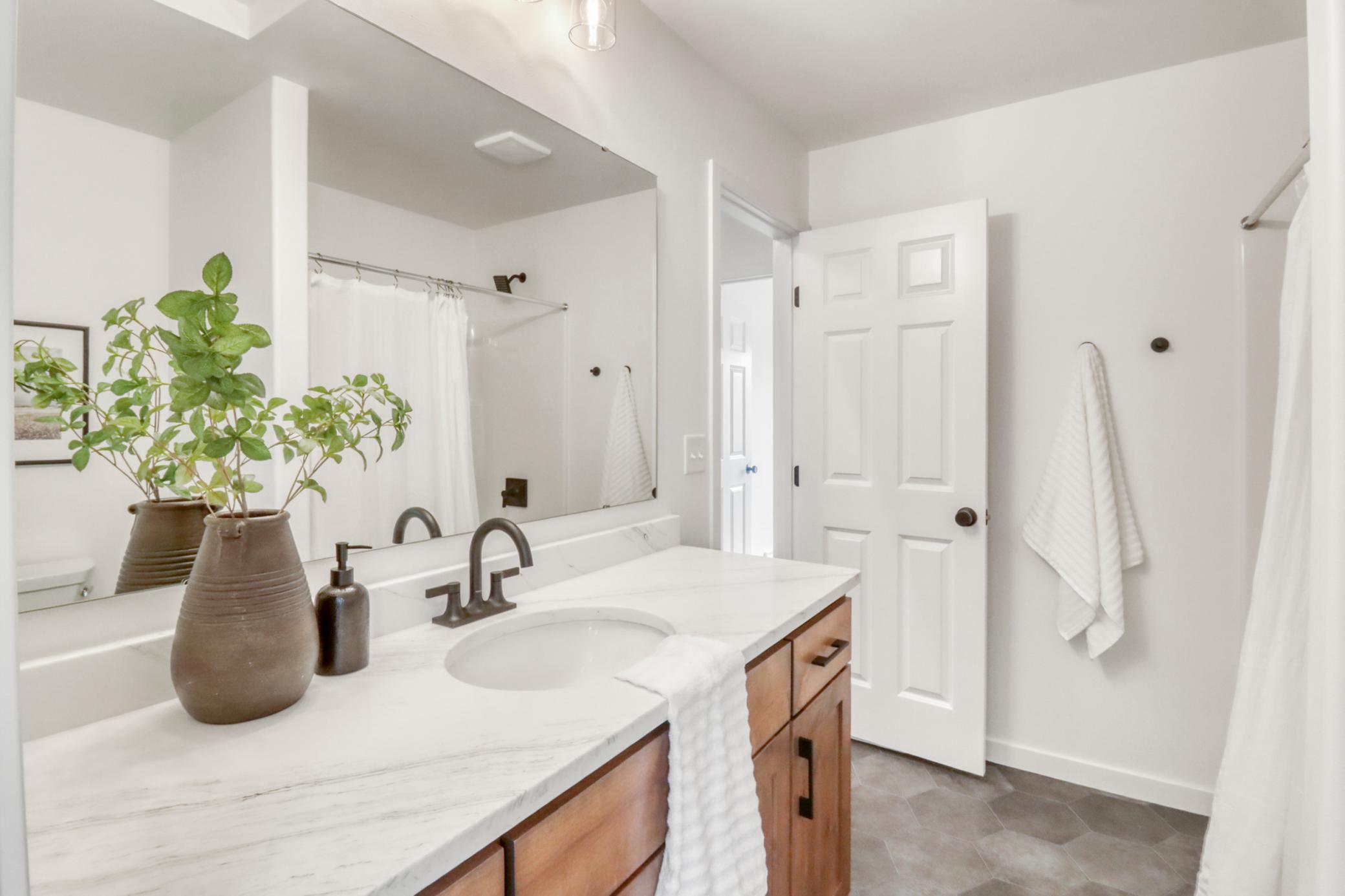 Bathroom1_1 (5).JPG