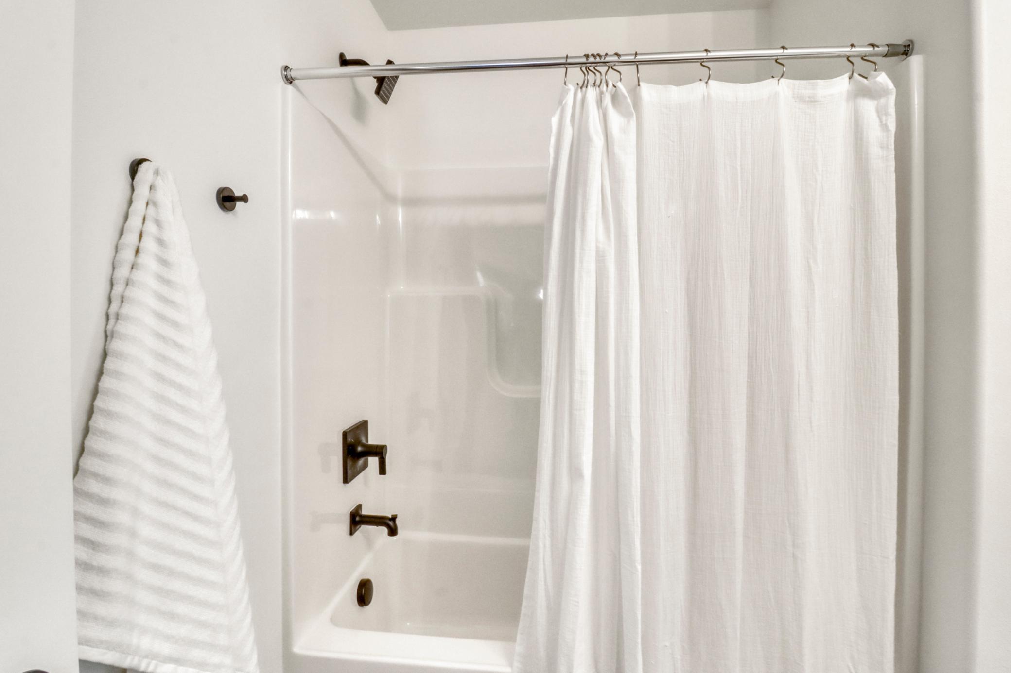 Bathroom1_2 (2).JPG