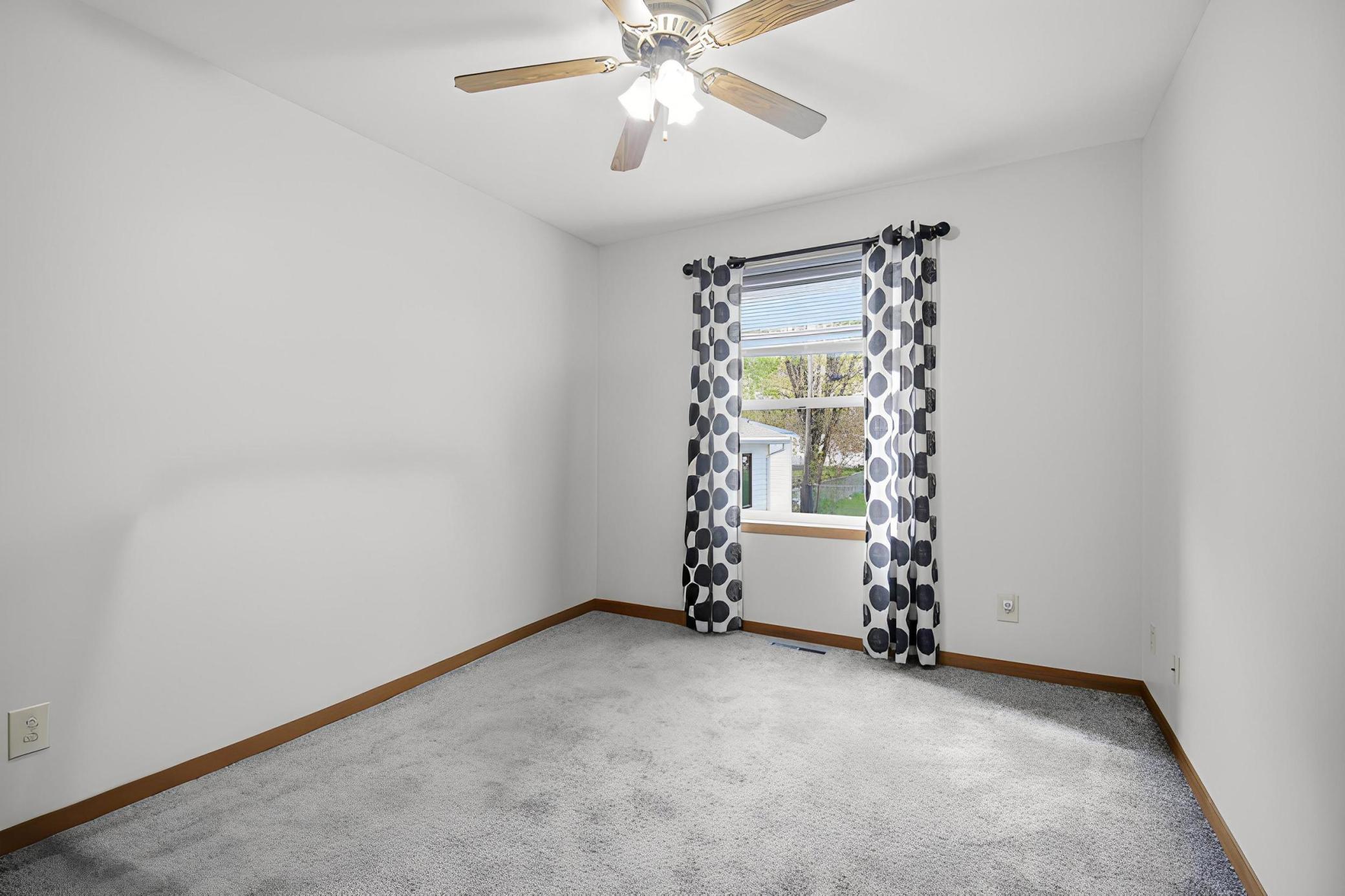 19_914_13th_ave_se_092 - furniture removed - 0.jpg