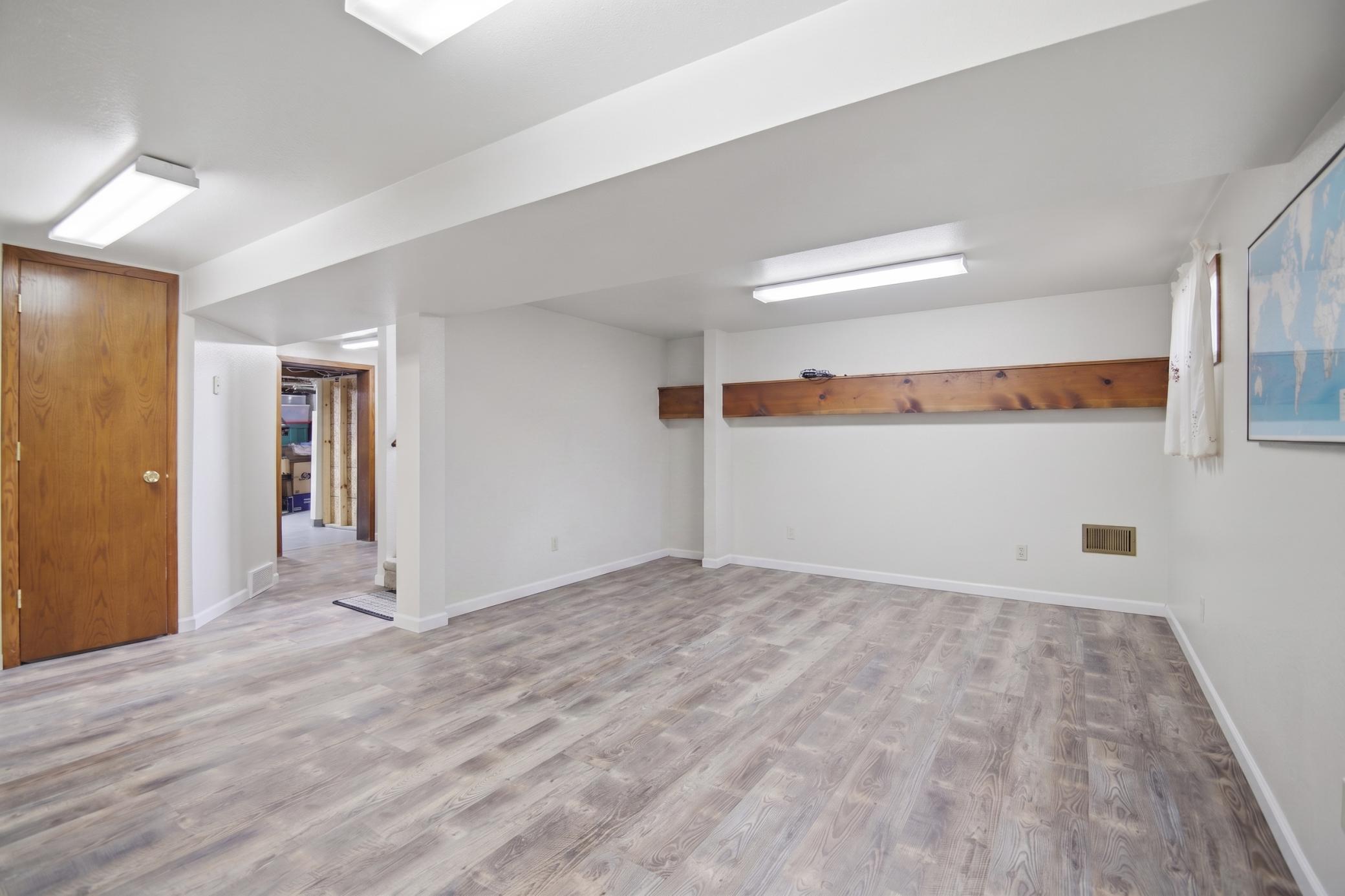 28_914_13th_ave_se_122-removed furniture.jpg