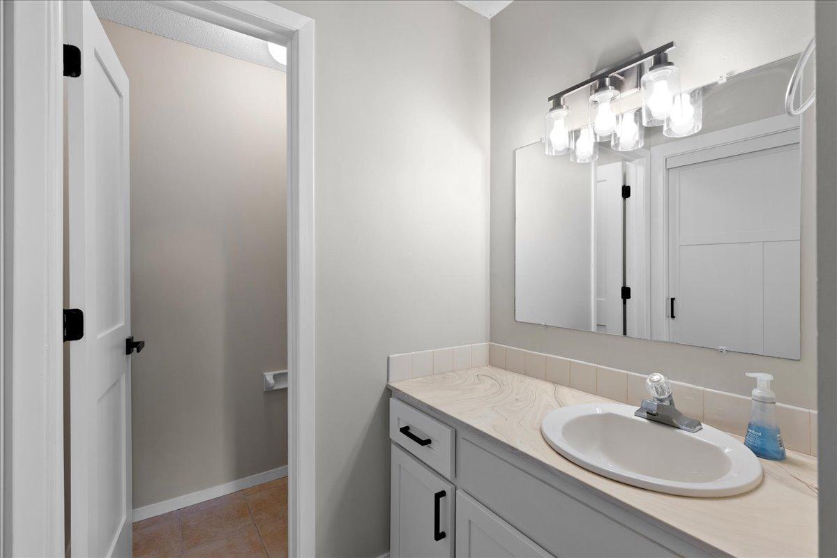 Primary BR ensuite 1/2 Bath