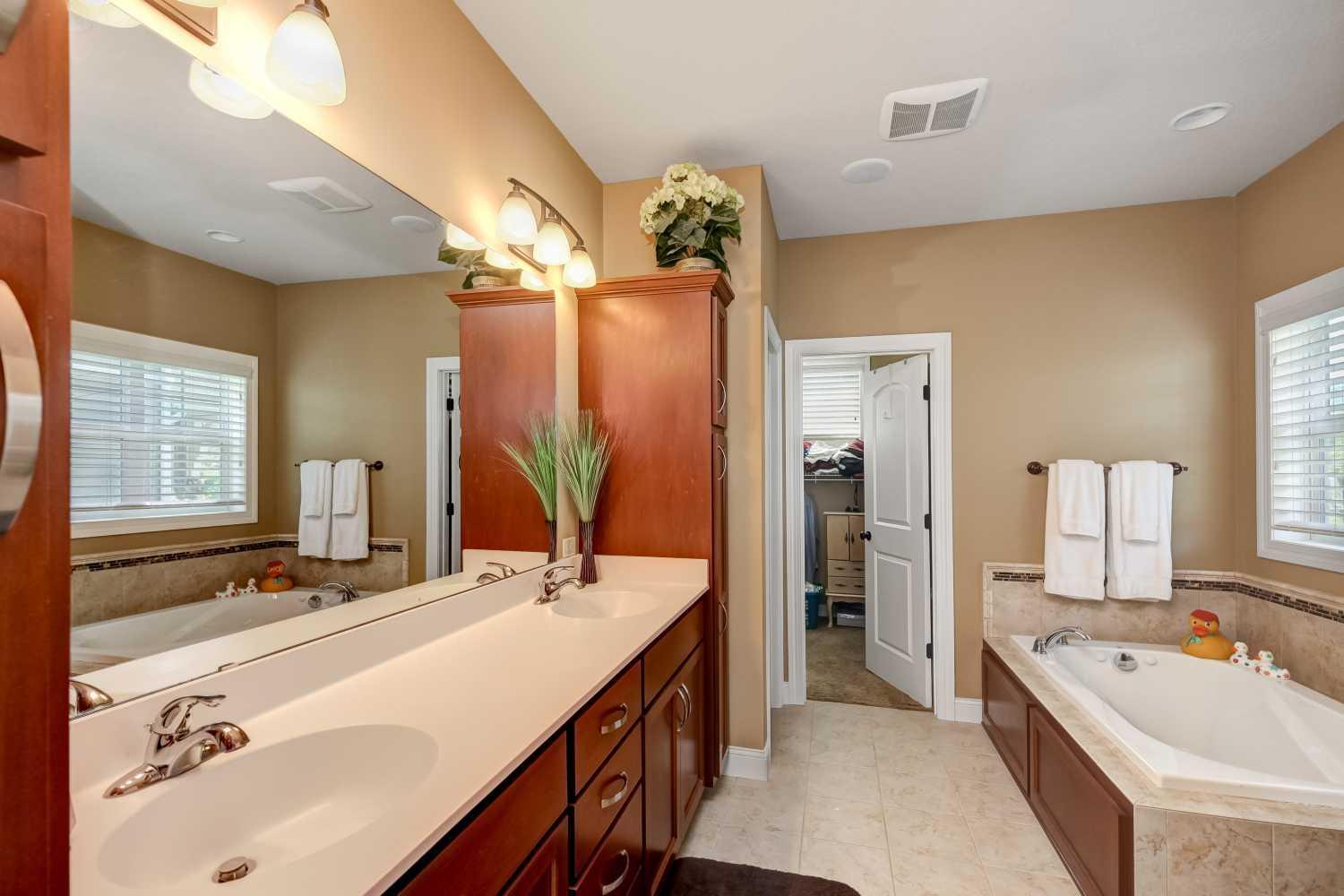 Walk in closet Owners suite