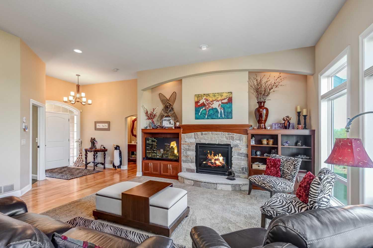 Fireplace LR 10 foot ceilings