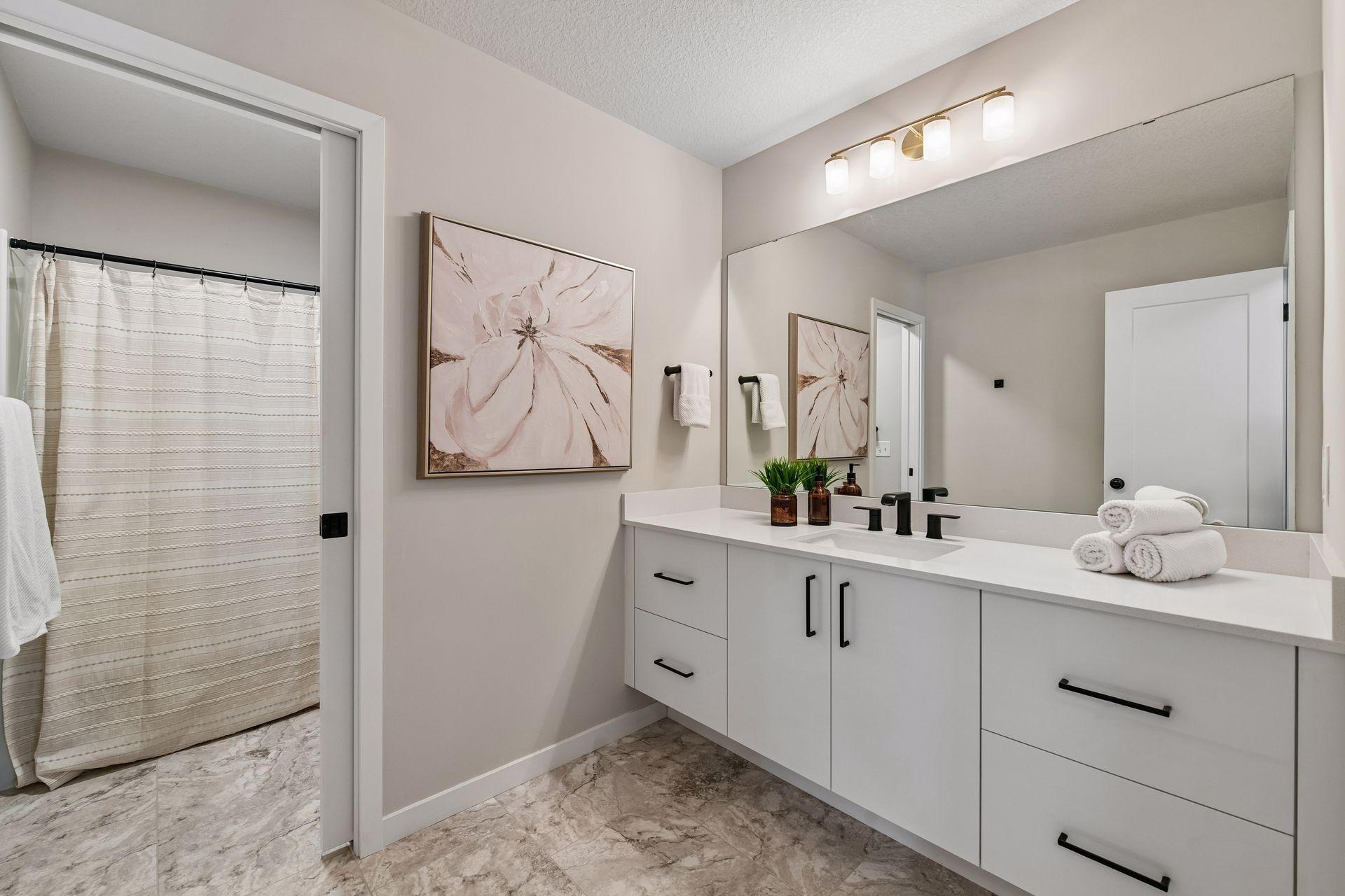 Upper level full bathroom.