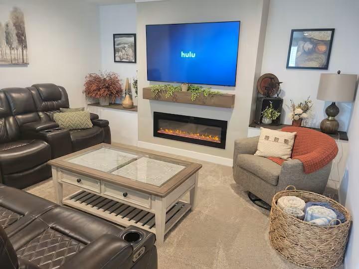 FAMILY ROOM.jpeg