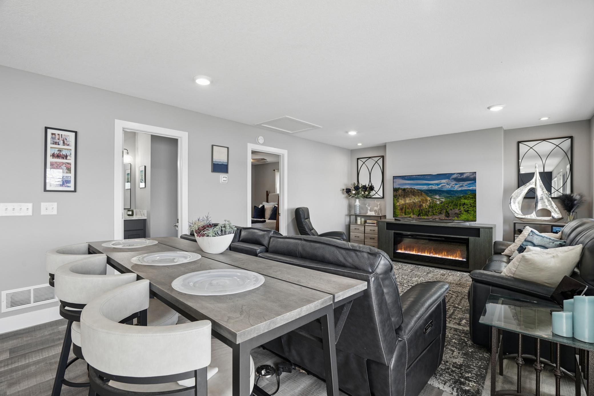 Living room/dining area