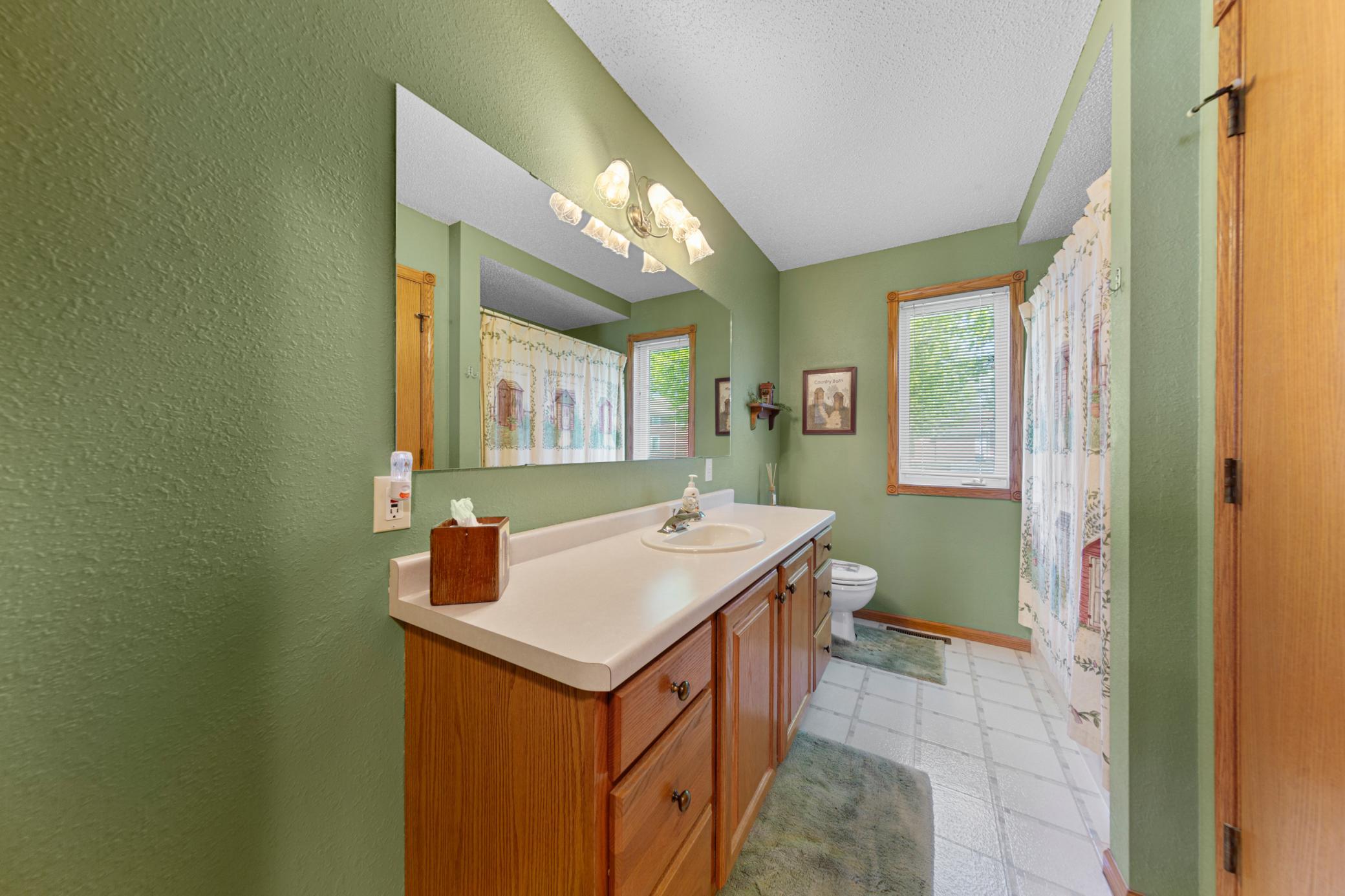 21 bathroom.jpg