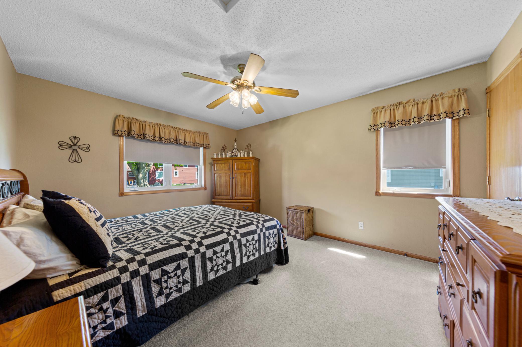 22 main bedroom.jpg