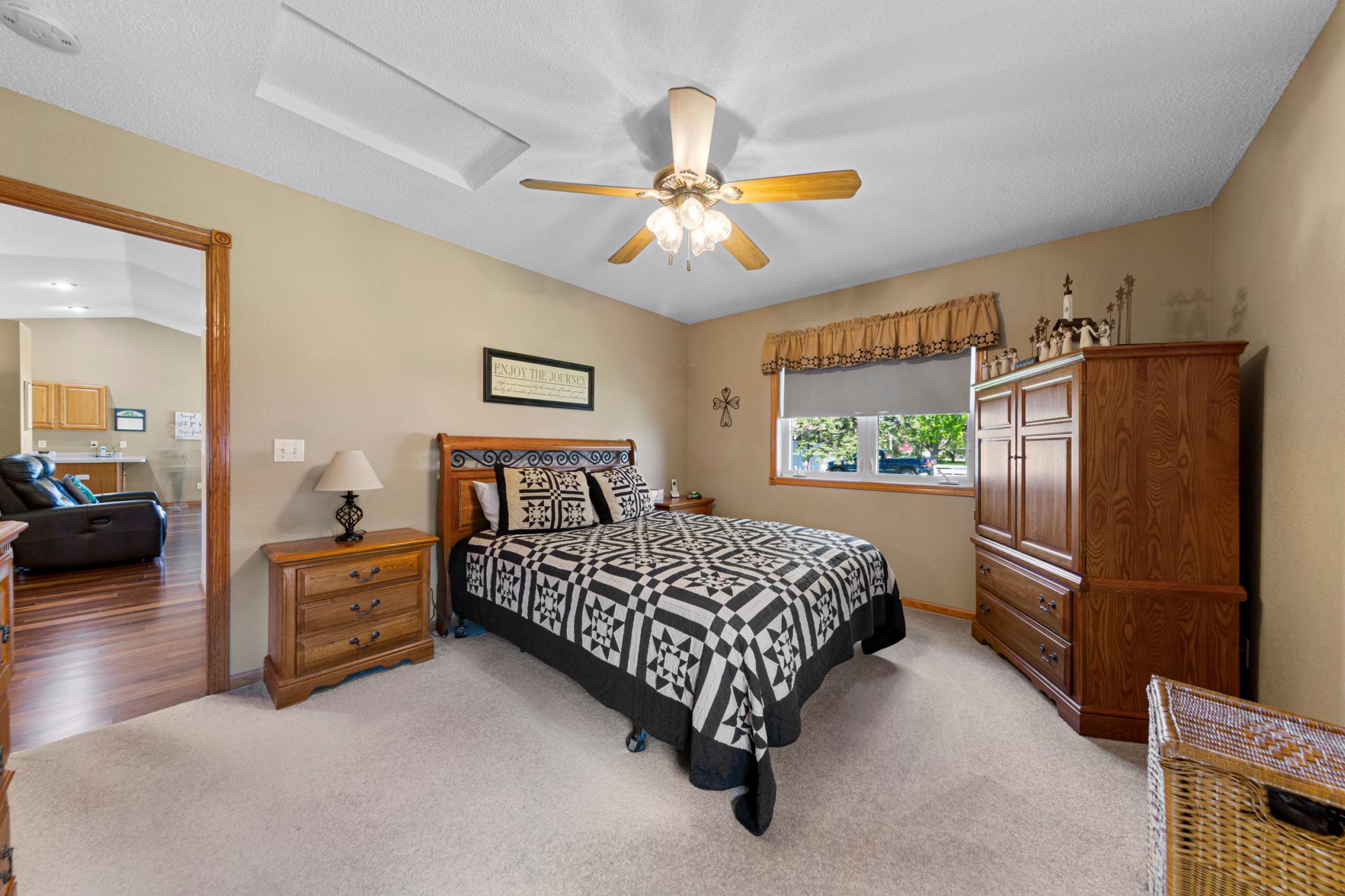 23 main bedroom.jpg