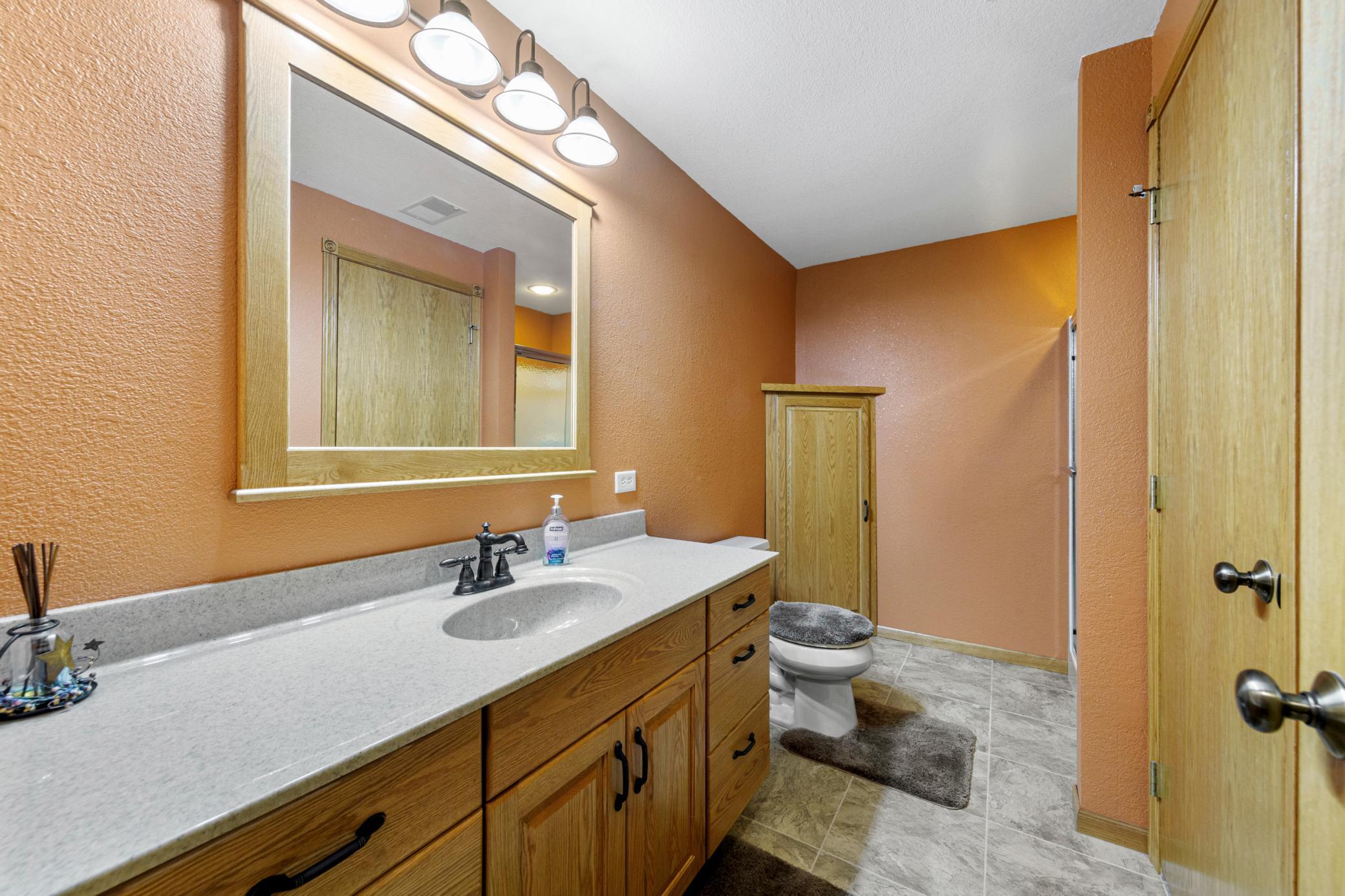 29 bathroom_lower.jpg